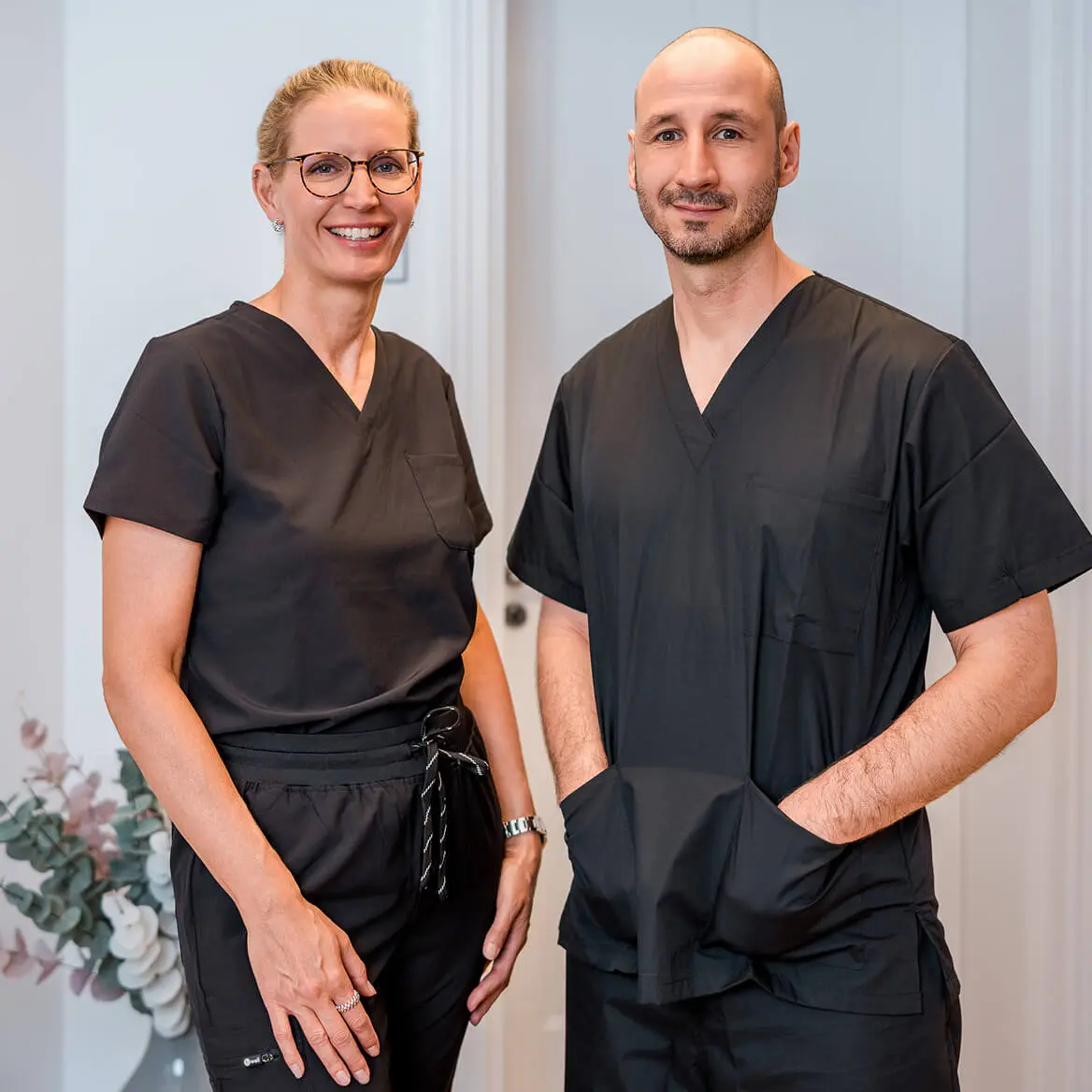 Die Chirurgen Dr. Wibke Moll, Dr. Felix Steinhauer